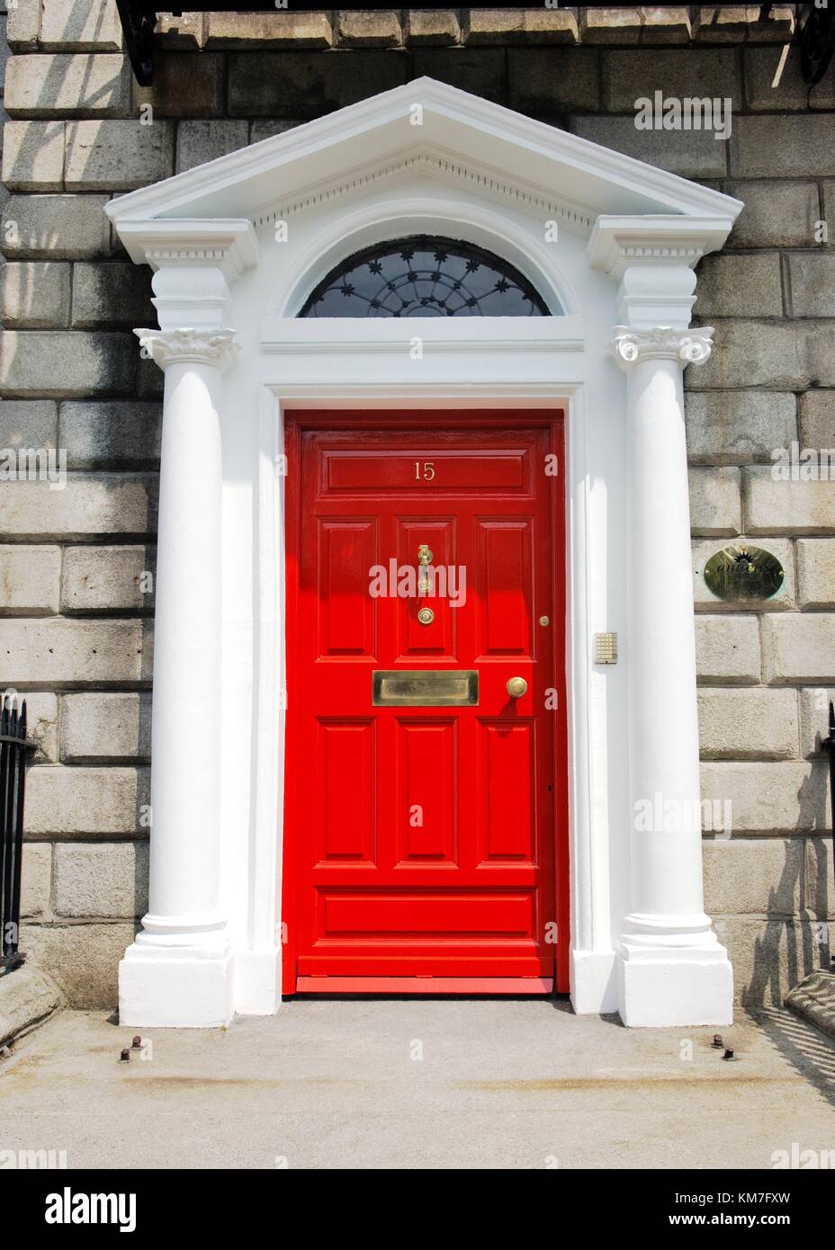 Dublino, Irlanda. Porta della casa cittadina del periodo georgiano in Piazza Merrion Foto Stock