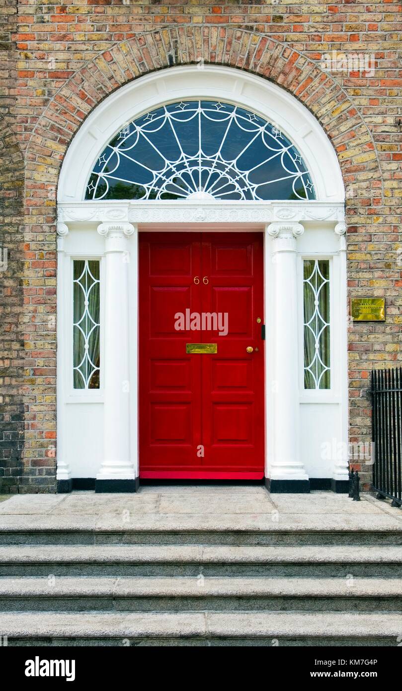 Dublino, Irlanda. Porta della casa cittadina del periodo georgiano in Piazza Merrion Foto Stock