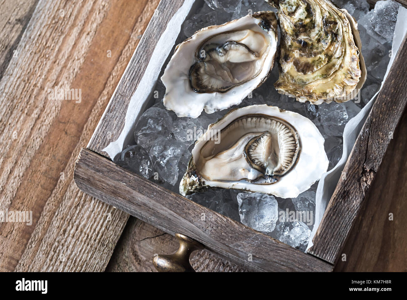 Materie ostriche nella scatola di legno Foto stock - Alamy