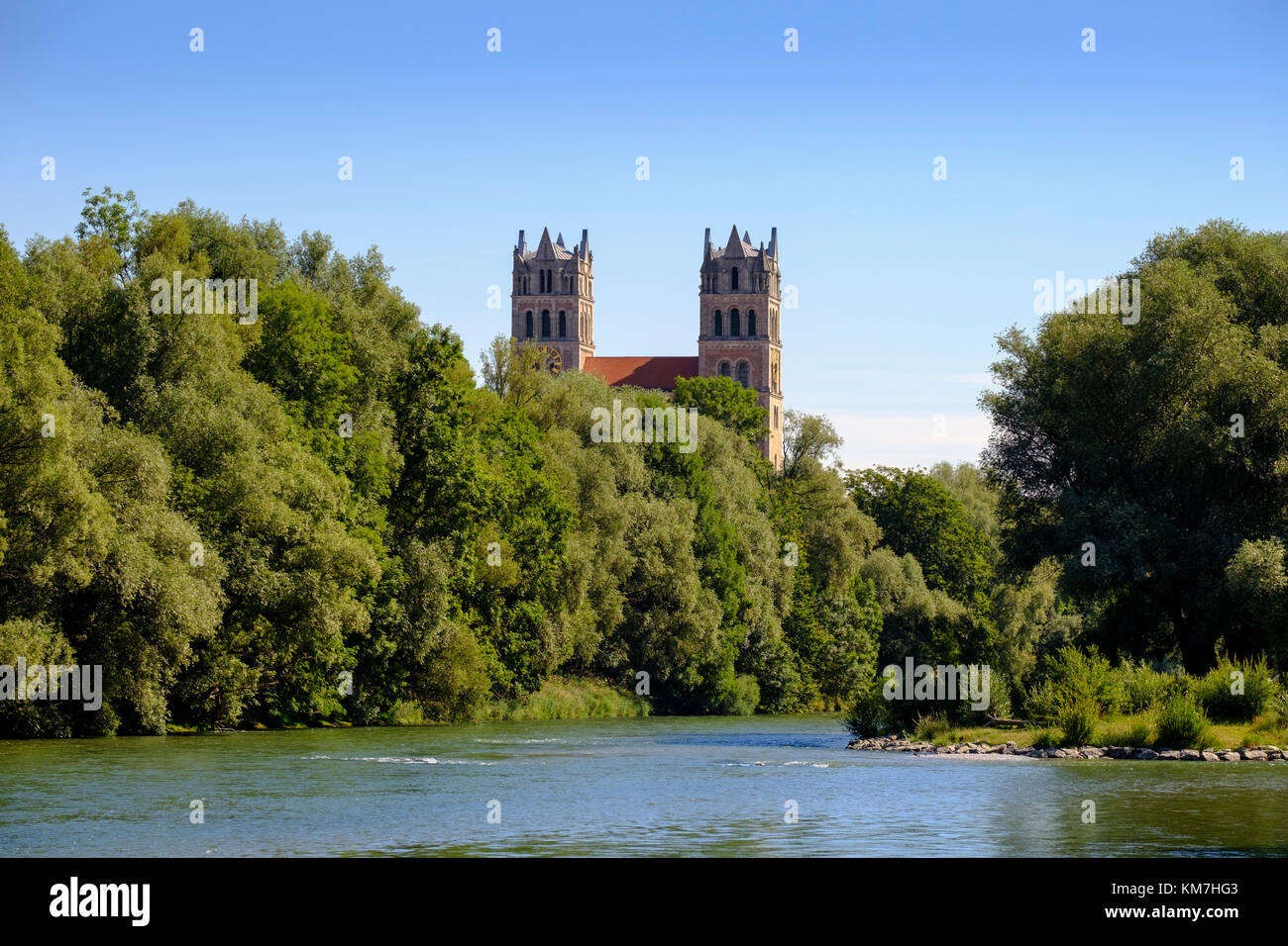 Isar, Kirche San Massimiliano im Glockenbachviertel, Isarvorstadt, München, Oberbayern, Bayern, Deutschland Foto Stock