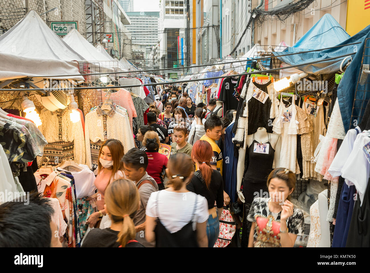 Guardando verso il basso la trafficata stretta isola di un outdoor Abbigliamento asiatico il mercato della moda a Bangkok, in Thailandia. Foto Stock