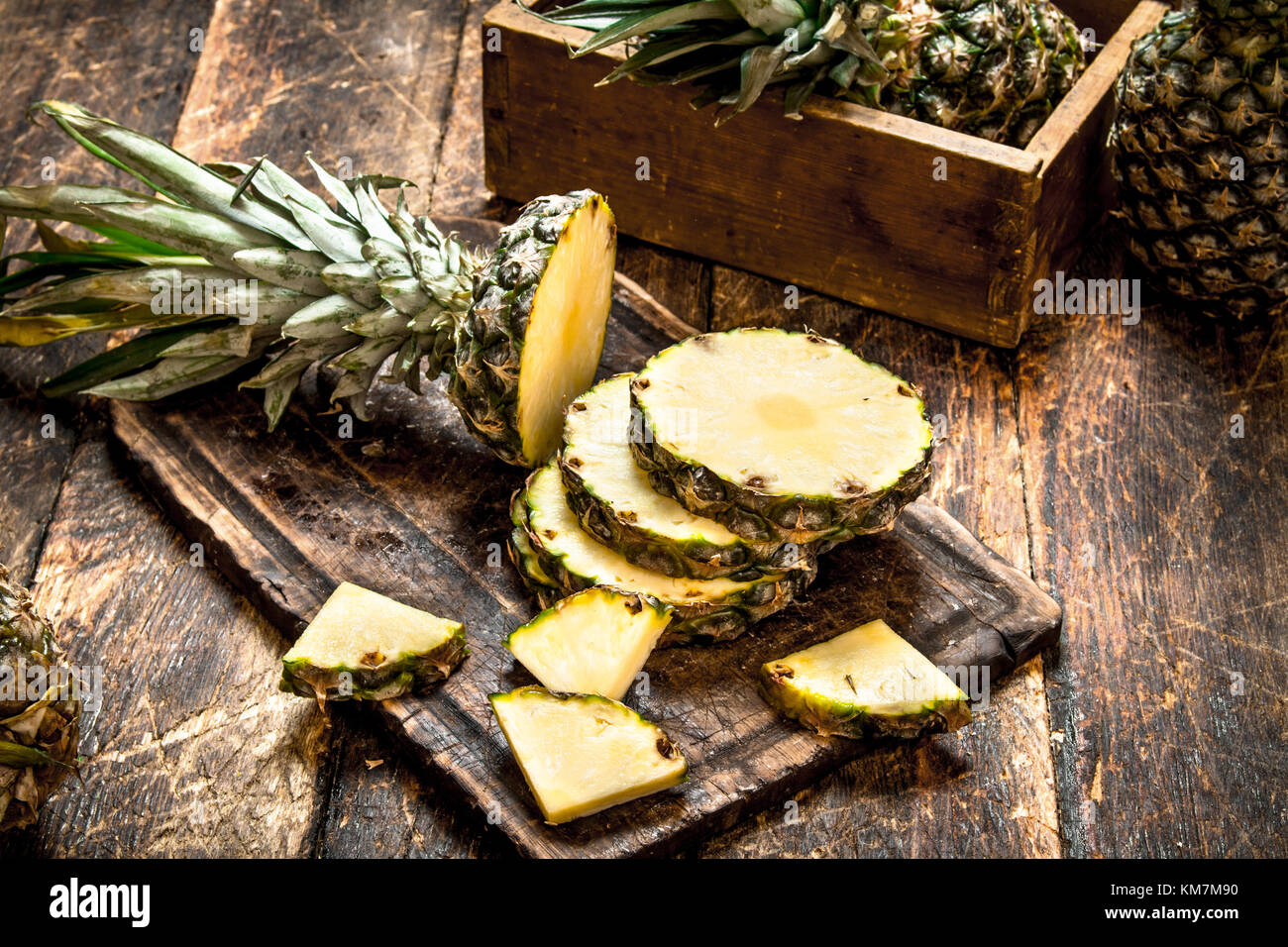 Fette di ananas fresco. Sullo sfondo di legno. Foto Stock