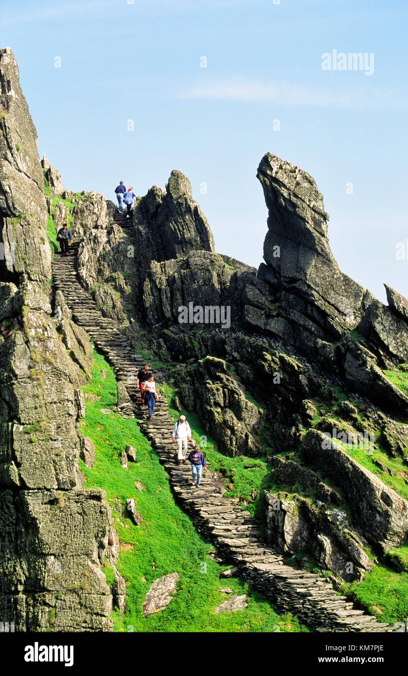 Skellig Michael. L'antica scalinata in pietra conduce al monastero cristiano celtico in cima all'isola di Skellig Michael, Kerry, Irlanda Foto Stock