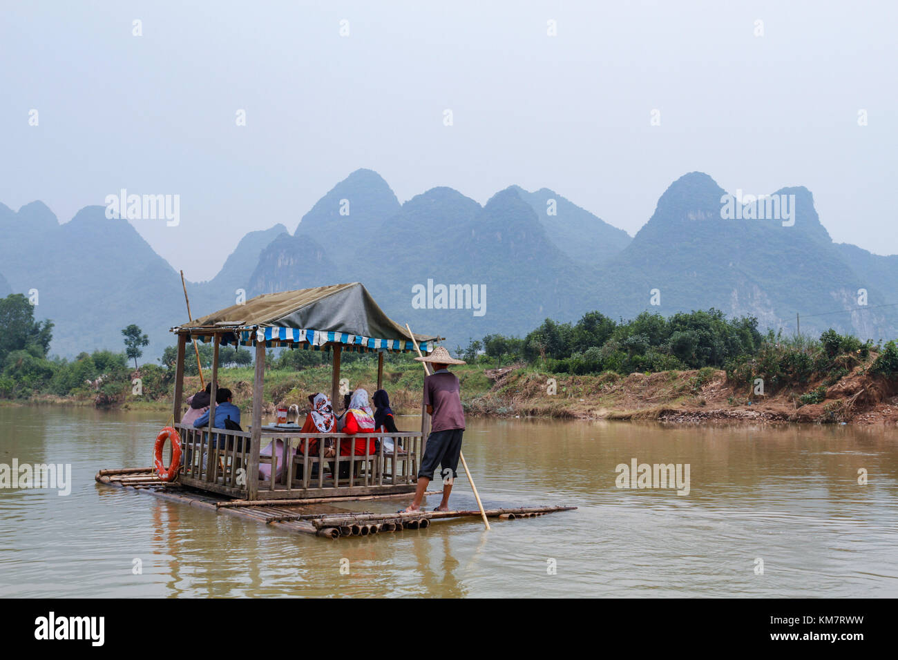 Turisti musulmani su zattera di bambù al fiume li in Guilin, Cina. Foto Stock