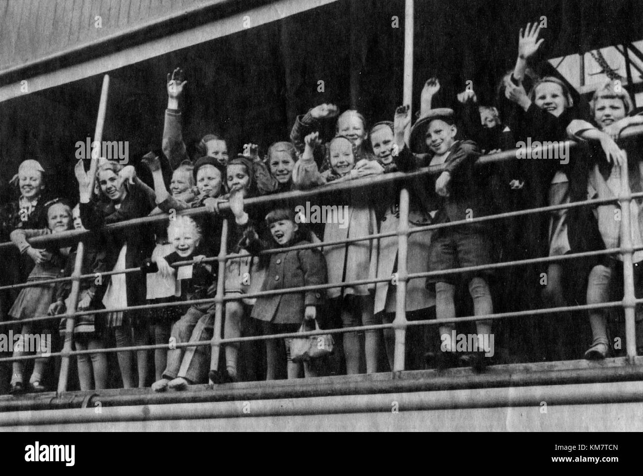 Krigsbarn, che in svedese significa "bambini di guerra", si riferisce ai bambini nati durante o poco dopo il tempo di guerra, spesso colpiti dalle conseguenze della guerra come sfollamento, trauma o perdita. Il termine è usato per esplorare l'impatto della guerra sulle giovani generazioni. Foto Stock