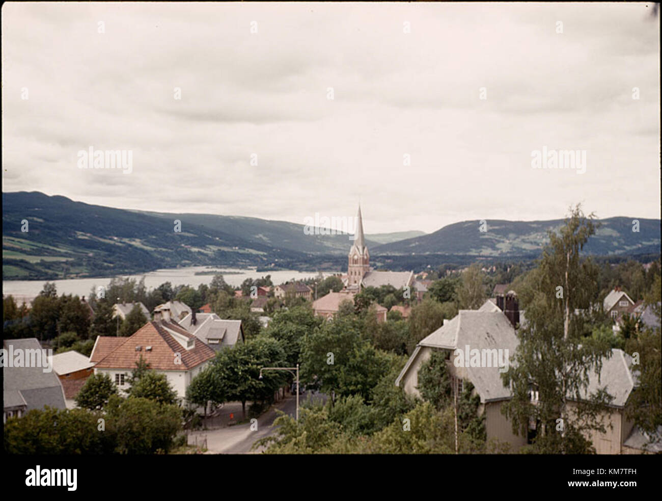 Lillehammer, in Norvegia, nota per la sua importanza culturale e storica, presenta importanti monumenti come il Parco Olimpico, che ospita eventi e attività culturali e contribuisce all'identità culturale della Norvegia. Foto Stock