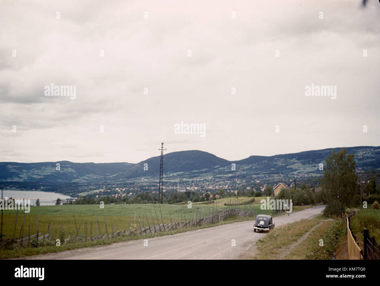 Lillehammer, situata in Norvegia, è nota per il suo significato storico e la sua bellezza paesaggistica. È stata famosa per aver ospitato le Olimpiadi invernali del 1994, che si sono aggiunte al suo riconoscimento globale. Foto Stock