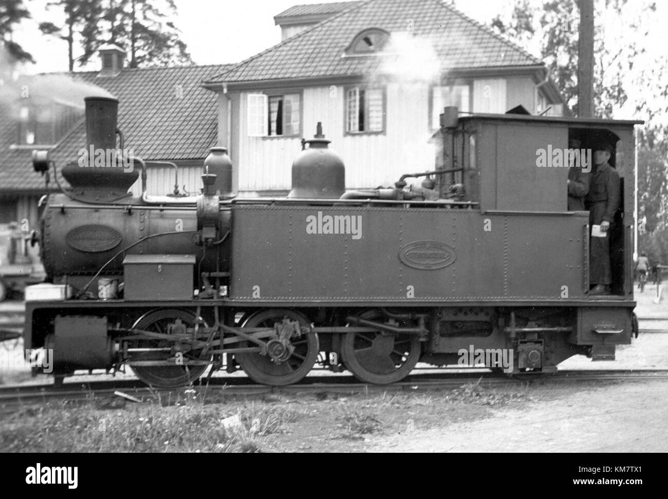 Questa immagine mostra una locomotiva, etichettata HFJ lok 566, che mostra la tecnologia ferroviaria storica e lo sviluppo dei trasporti. Foto Stock
