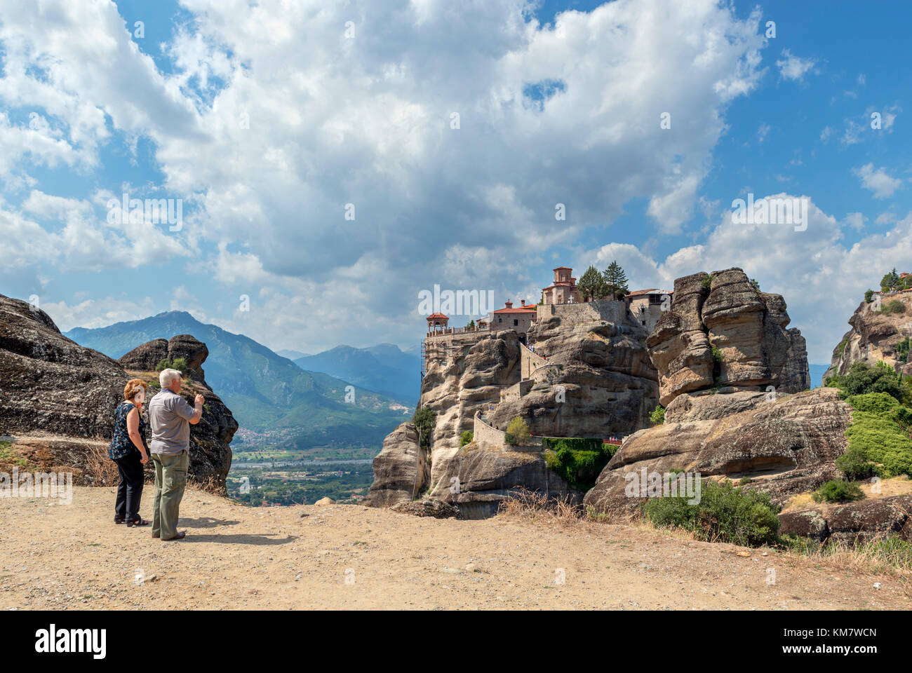 I turisti di fronte al monastero di Varlaam, Meteora dei monasteri di Kalambaka, Grecia Foto Stock