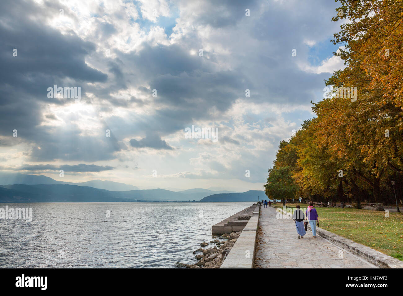 Il sentiero lungo la riva del lago Pamvotis, Ioannina, Epiro, Grecia Foto Stock
