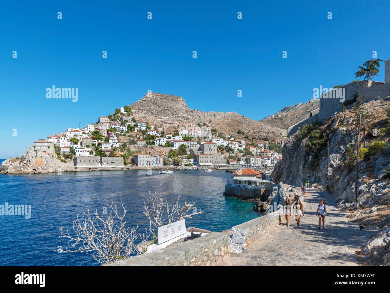 Percorso lungo la costa nord guarda verso Hydra Town, Hydra, Isole Saroniche, Grecia Foto Stock