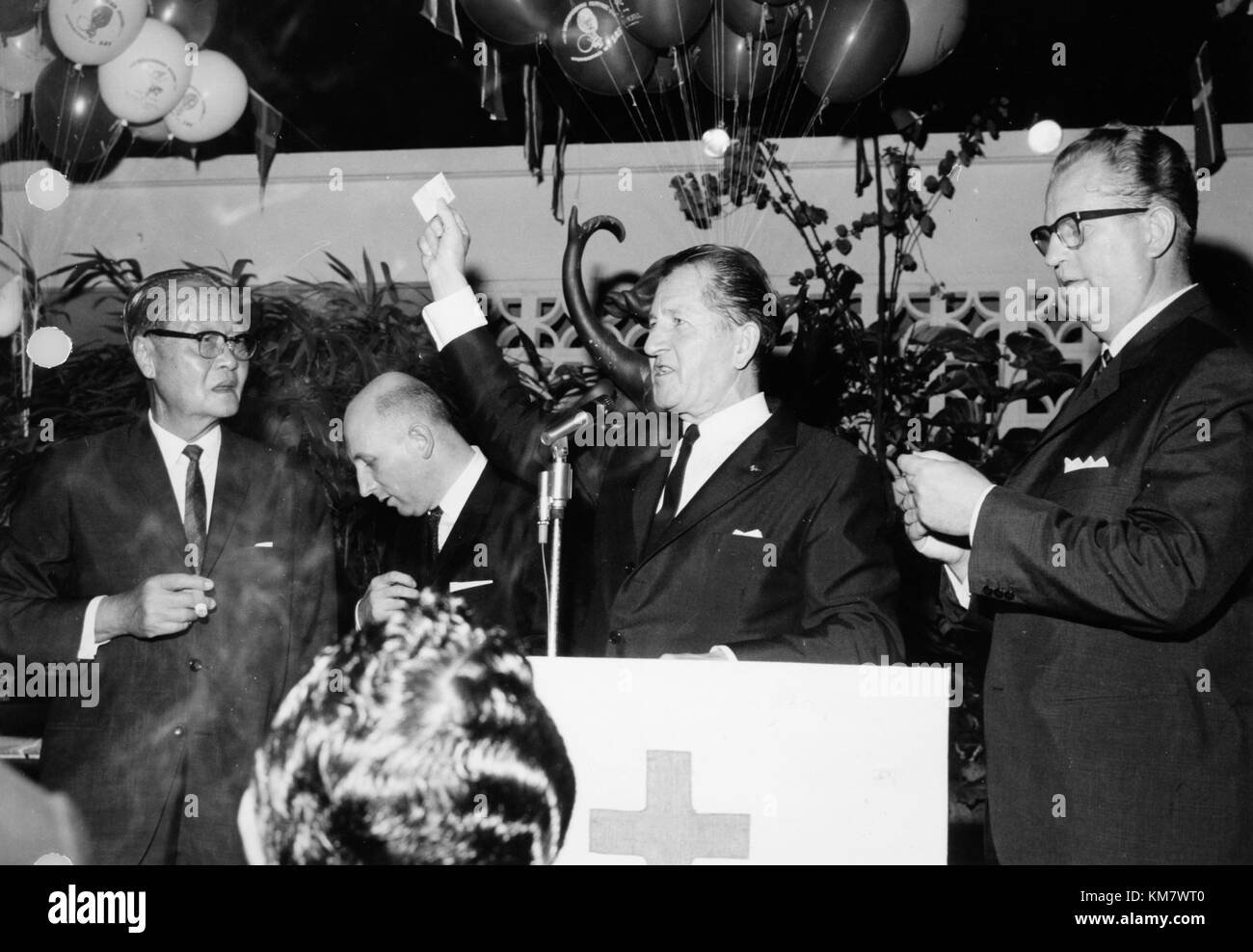 L'inaugurazione di SAS Trans Asian Express, guidata da Karl Nilsson, CEO di SAS, segna il lancio di un nuovo servizio aereo. L'evento ha visto il CEO che ha disegnato il numero vincente per la lotteria Fortune Tree, un evento promozionale che celebra l'espansione dei servizi SAS in Asia. Foto Stock