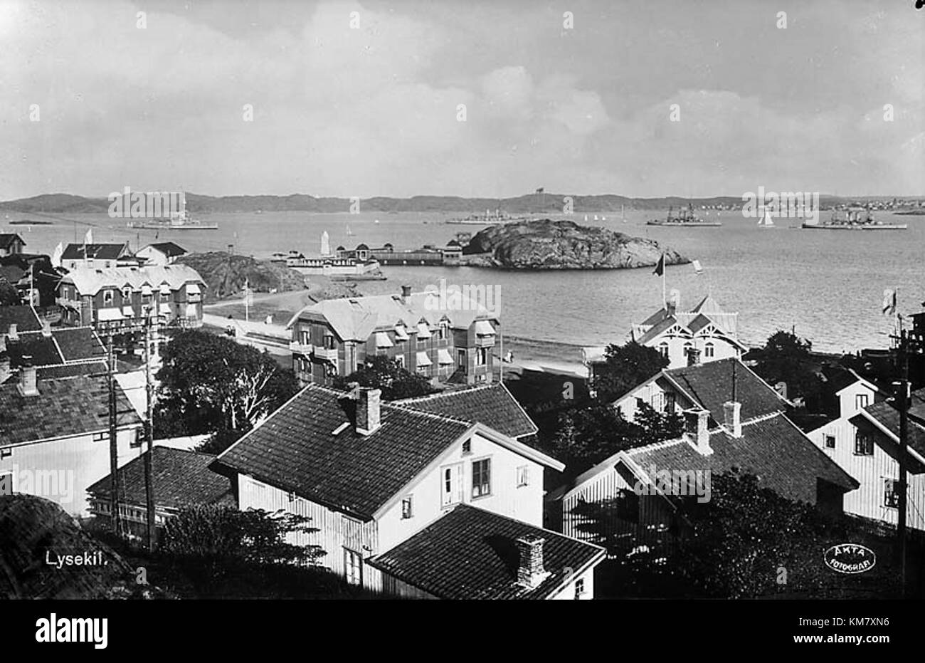 Lysekil è una città costiera della Svezia conosciuta per il suo patrimonio marittimo e il porto panoramico. L'immagine cattura il suo significato storico e lo stile architettonico, importante per la sua cultura e l'economia locale. Foto Stock