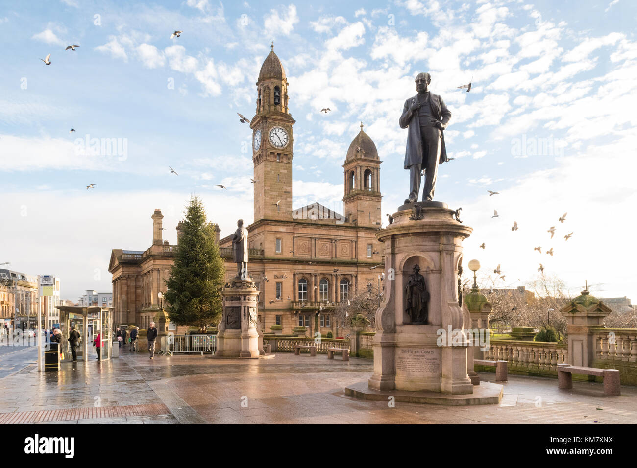 Paisley city centre, il municipio e la statua di Sir Peter Coates, Paisley, Scozia Foto Stock