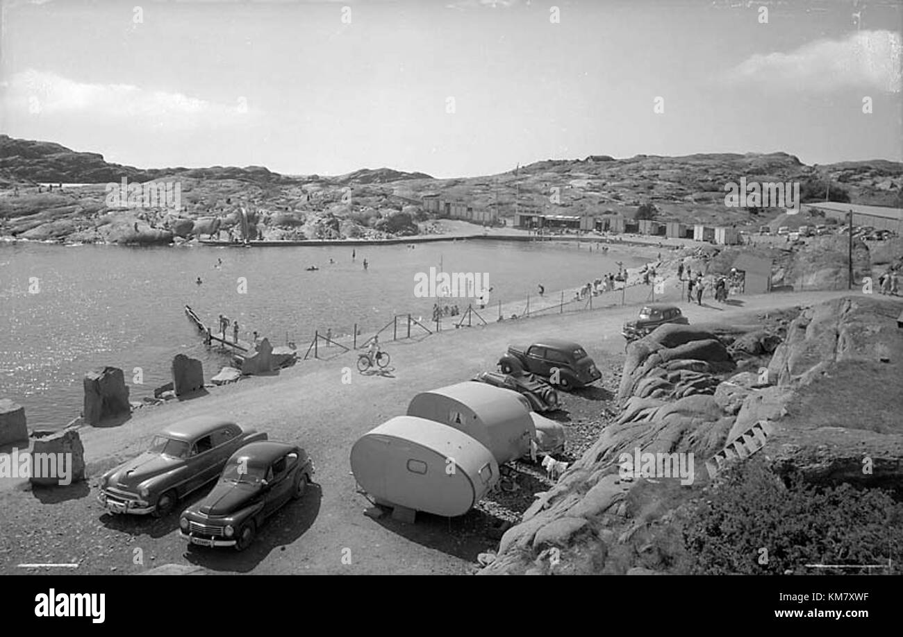 Un'immagine di Lysekil, una città costiera in Svezia, catturata negli archivi del KMB. La città è conosciuta per il suo pittoresco porto e i paesaggi costieri, che offrono una panoramica della vita costiera svedese. Foto Stock