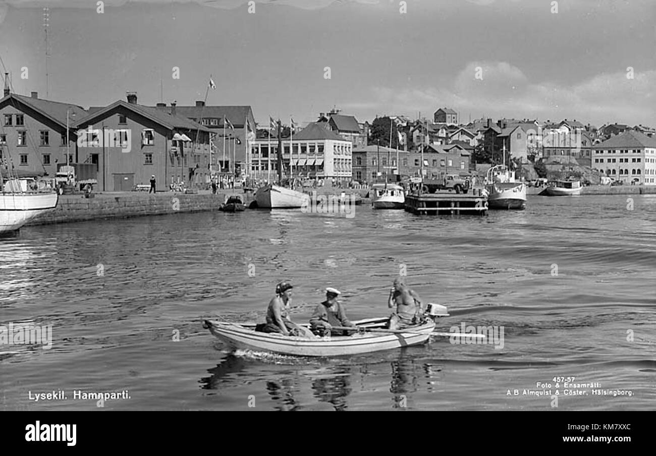 Lysekil, una città costiera in Svezia, è conosciuta per il suo bellissimo porto e le sue viste sul mare. La città è una popolare destinazione turistica e una posizione fondamentale per le attività marittime della Svezia, con una ricca storia di industrie della pesca e della navigazione. Lysekil vanta anche una varietà di monumenti storici, tra cui la chiesa e le strutture costiere. Foto Stock