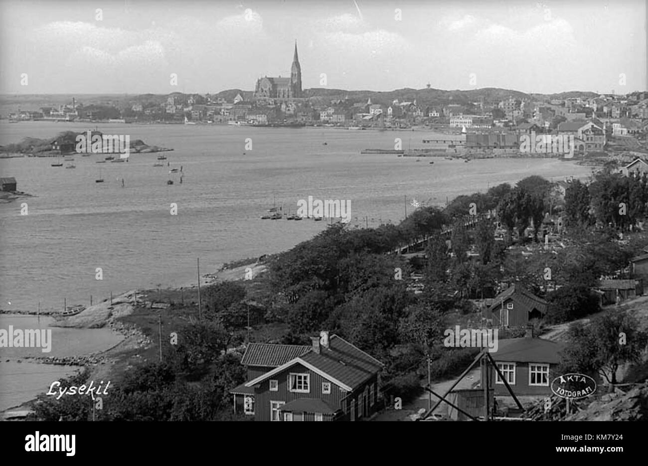 Lysekil è una città costiera svedese, nota per il suo patrimonio marittimo. L'immagine mostra la bellezza naturale e il fascino costiero della città. Foto Stock