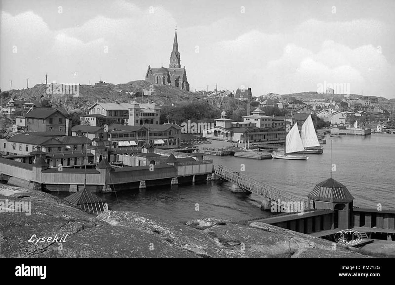 Lysekil, situata in Svezia, è una città costiera di notevole importanza storica e culturale. E' sede di vedute panoramiche e di un ricco patrimonio marittimo. Foto Stock
