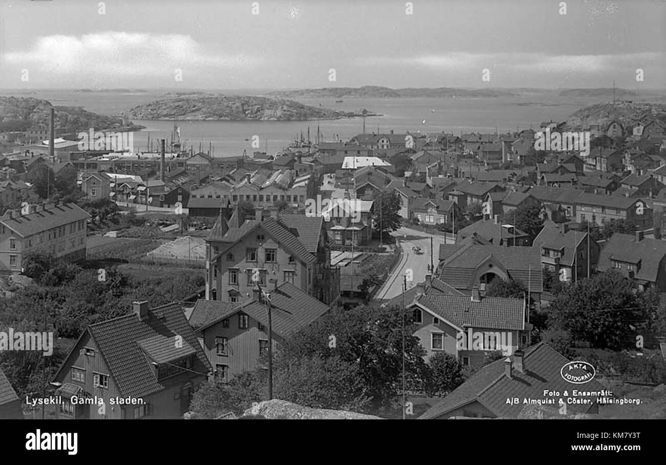 Lysekil è una città costiera svedese conosciuta per la sua bellezza naturale e il suo patrimonio marittimo. Il significato storico e culturale della città si riflette nella sua architettura e nel suo ruolo di destinazione balneare della regione. Foto Stock