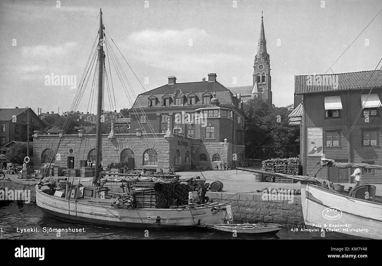 Lysekil è una città costiera in Svezia, conosciuta per i suoi paesaggi pittoreschi e il patrimonio marittimo. È registrata con il codice KMB 16001000325904 e funge da importante sito nella storia costiera svedese. Foto Stock