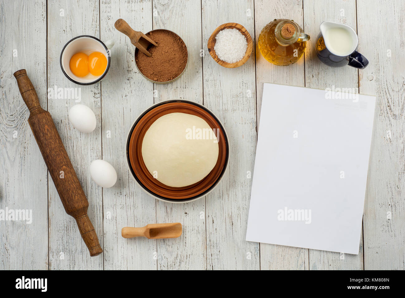 Preparazione di pasta ricetta pane, pizza, pasta o torta ingridients, cibo laici piatto sul tavolo da cucina sfondo. lo spazio di testo Foto Stock