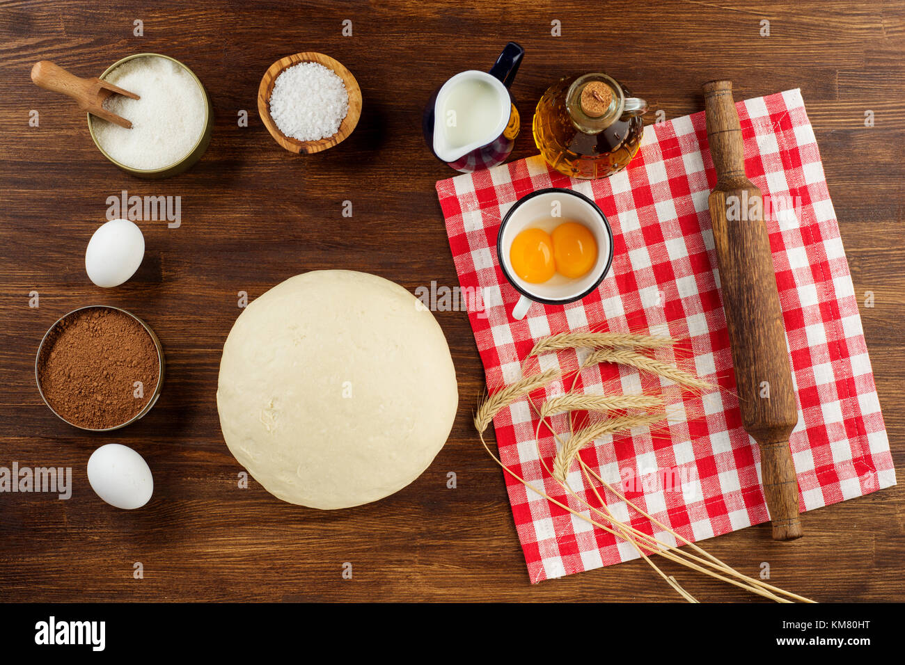 Preparazione di pasta ricetta pane, pizza, pasta o torta ingridients, cibo laici piatto sul tavolo da cucina sfondo. lo spazio di testo Foto Stock