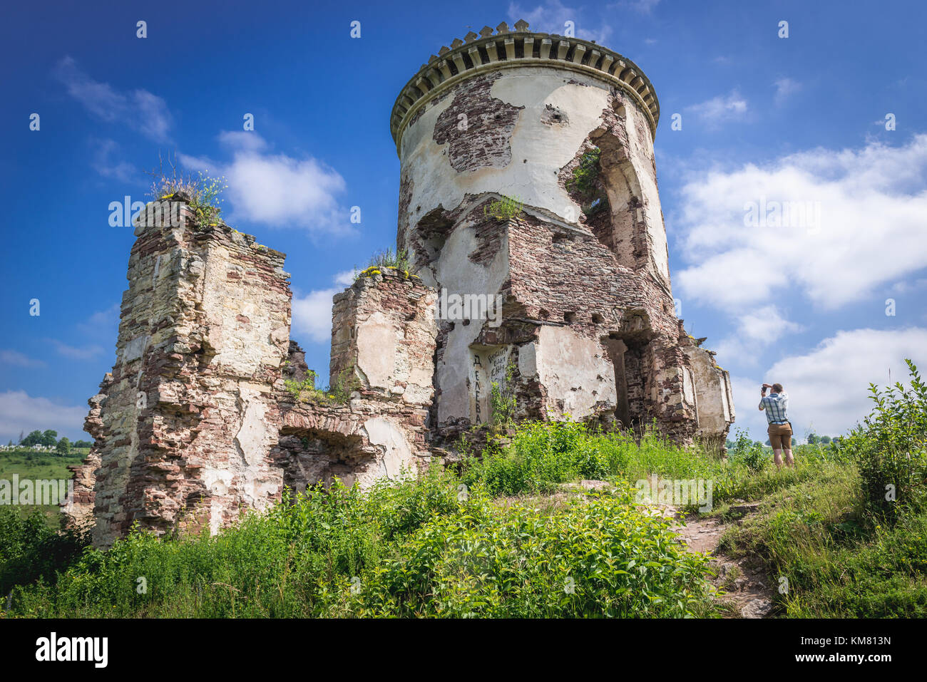 Rovine del castello e palazzo della famiglia Poninski nell'ex città di Chervonohorod (chiamato anche Chervone) a Rajon Zalischyky, Ternopil Oblast di Ucraina Foto Stock