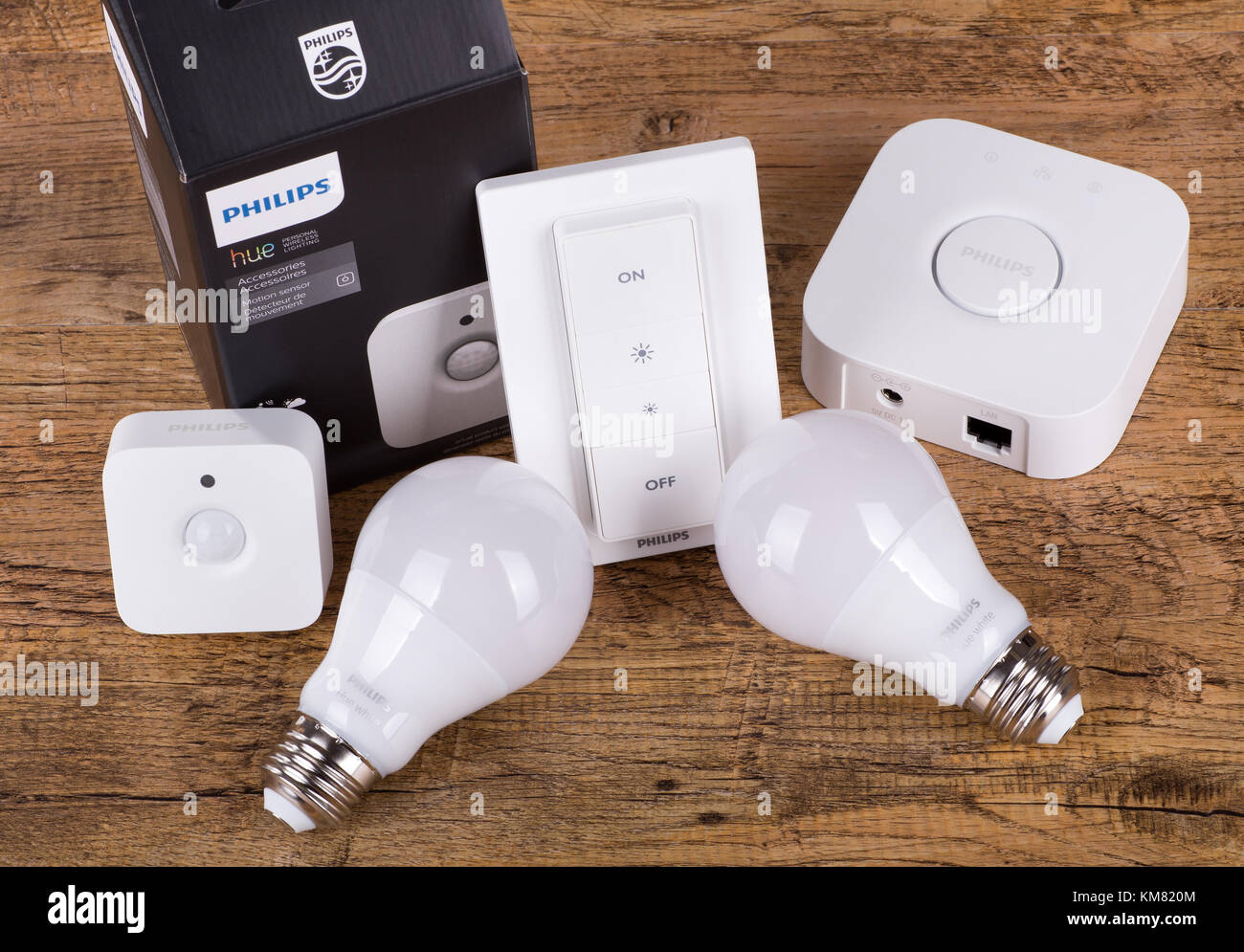 PETERSBURG, ILLINOIS/USA - 30 NOVEMBRE 2017: Sistema di illuminazione domestica intelligente Philips Hue che utilizza dispositivi a controllo vocale, app per smartphone o accessori da c Foto Stock