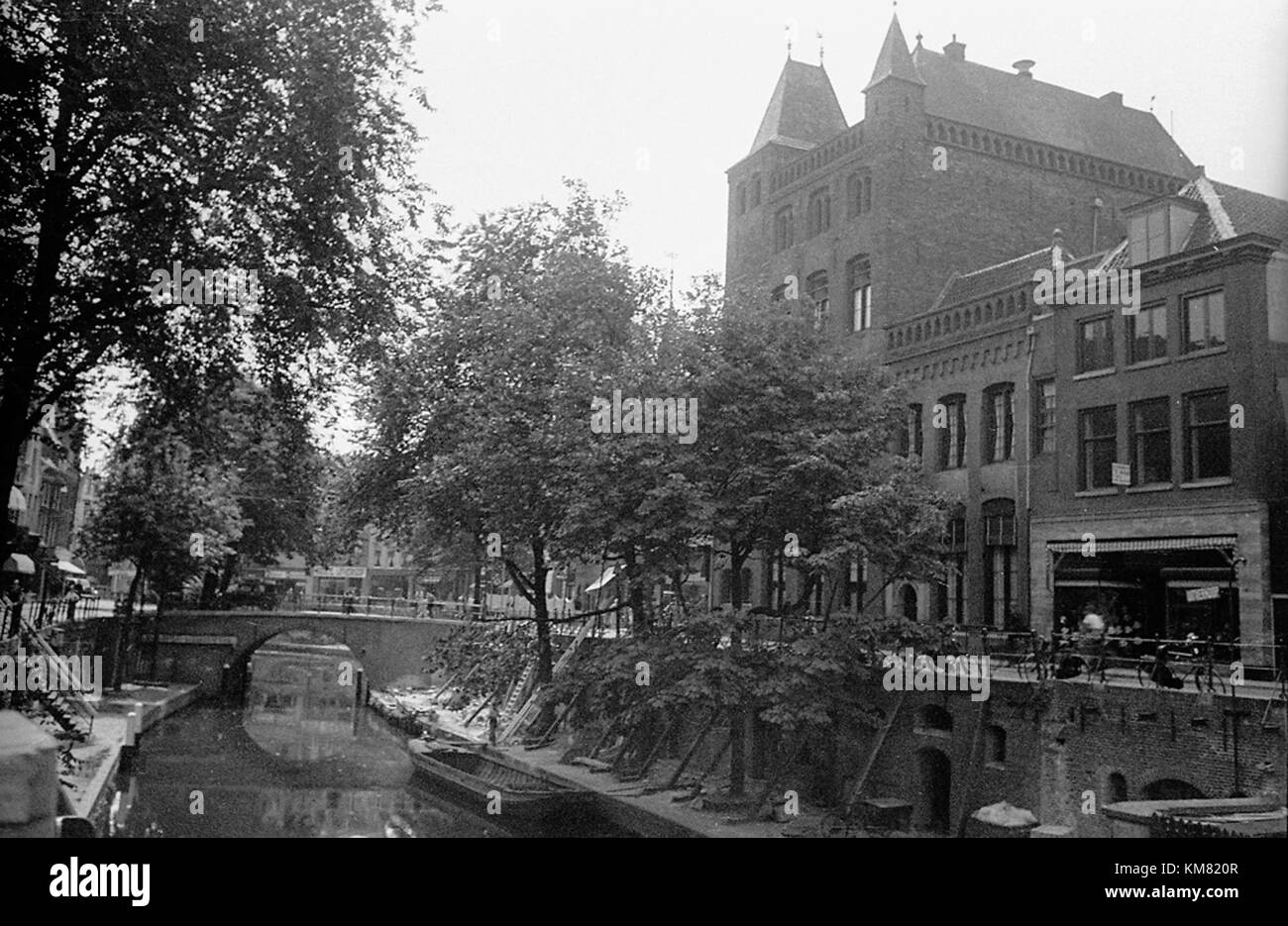 L'Oudegracht è un canale nel cuore di Utrecht, Paesi Bassi, rinomato per il suo significato storico e il suo paesaggio pittoresco. Questa immagine mostra il corso d'acqua fiancheggiato da edifici caratteristici e pittoreschi ponti, tipici dell'architettura medievale di Utrechtâ, fornendo una panoramica dello sviluppo della città e del paesaggio urbano nel tempo. Foto Stock