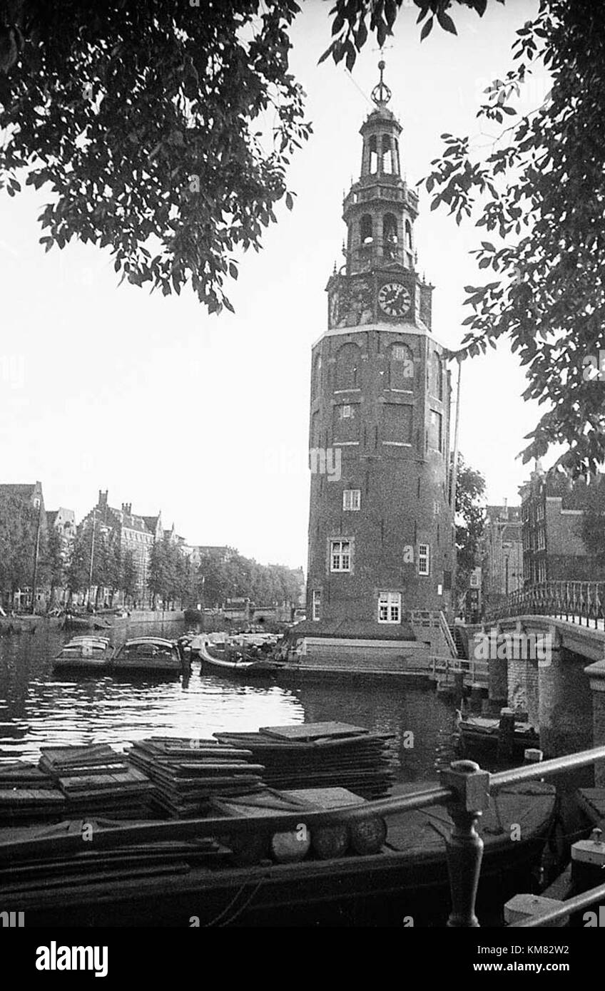 La Montelbaanstoren è una torre storica situata ad Amsterdam, nei Paesi Bassi. Originariamente una struttura difensiva, è ora un importante punto di riferimento della città. Foto Stock