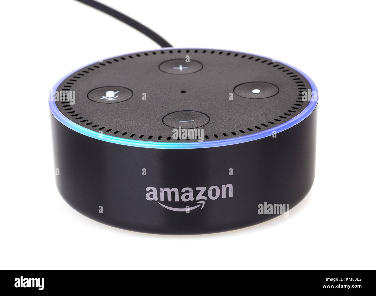 Pietroburgo, Illinois/USA-dicembre 1, 2017: Amazon eco dot una voce vivavoce dispositivo controllato che si collega alla Alexa servizio vocale isolati su wh Foto Stock