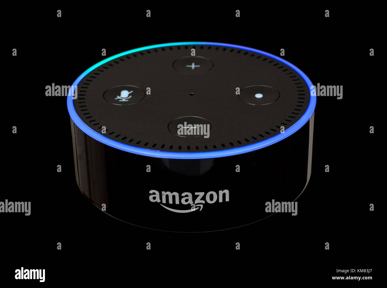 PETERSBURG, ILLINOIS/USA - 3 DICEMBRE 2017: Amazon Echo dot, un dispositivo vivavoce a controllo vocale che si connette al servizio vocale Alexa, isolato su Foto Stock