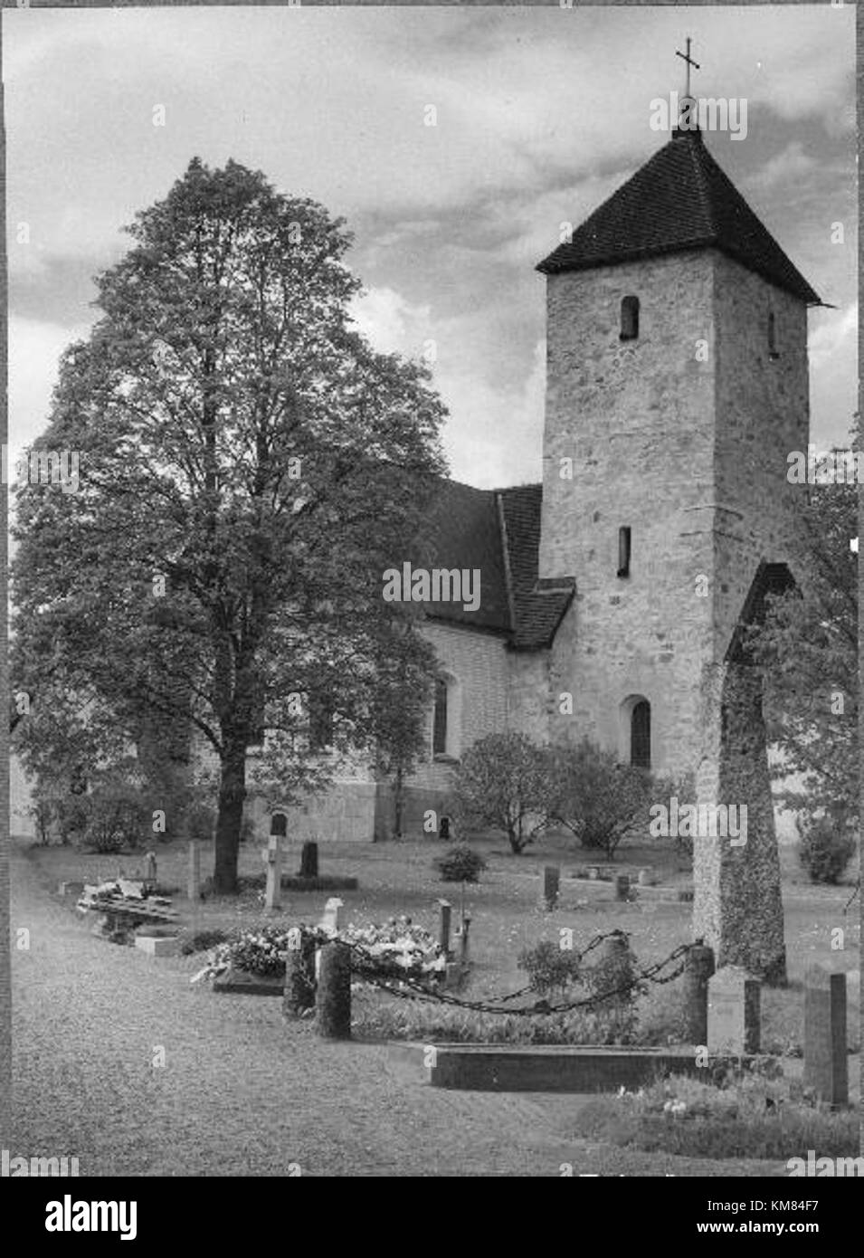 Norrsunda Kyrka, situata in Svezia, è un esempio di architettura tradizionale delle chiese scandinave. Il design e la struttura della chiesa riflettono la storia religiosa e architettonica della Svezia. Foto Stock