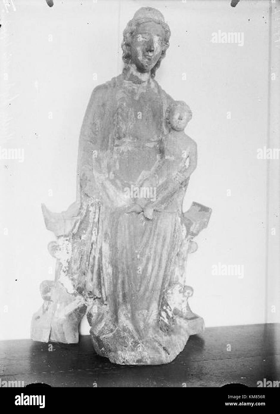 La chiesa di Husby Sjuhundra in Svezia è un punto di riferimento architettonico che riveste grande importanza nella comunità locale. La struttura della chiesa riflette i tradizionali disegni scandinavi. Foto Stock