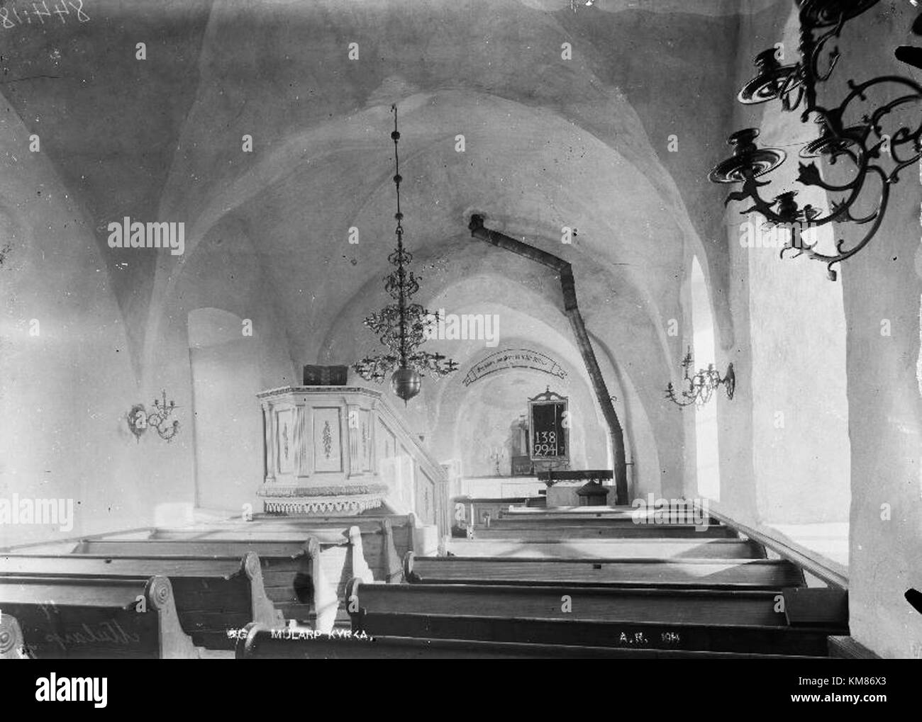 La chiesa di Mularps, costruita nel 1190 in stile romanico, presenta una navata, un coro con volte a costine e una torre del XVI secolo. Foto Stock