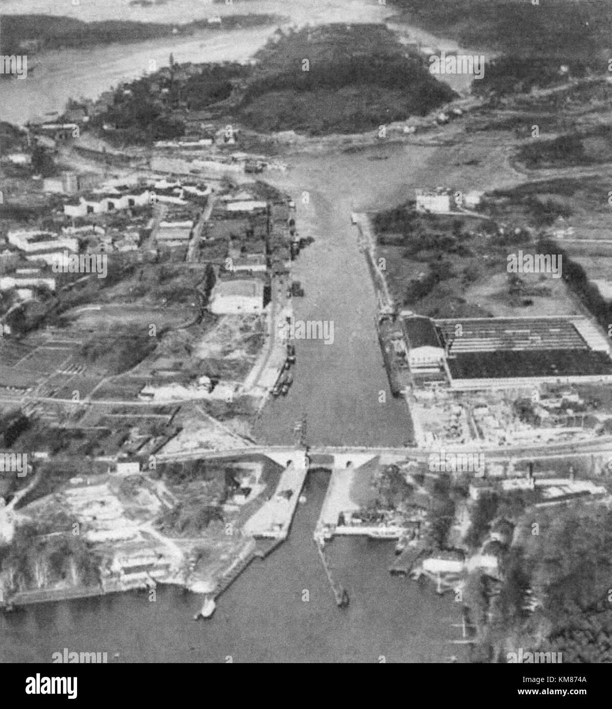 Hammarbyleden è una strada di Stoccolma, Svezia, costruita all'inizio del XX secolo. Fa parte della rete di trasporti della città ed è conosciuta per il suo collegamento con le principali aree urbane e il suo significato storico nello sviluppo di Stoccolma. Foto Stock