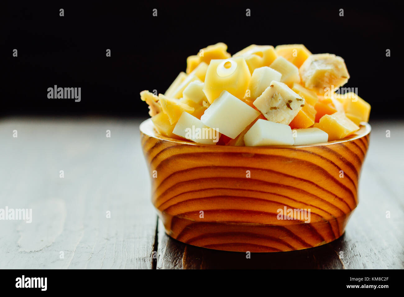 Ciotola di legno con pezzi di differenti holland formaggi stagionati Foto Stock