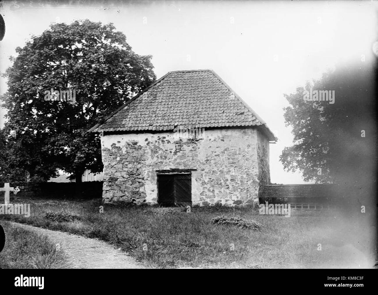 Rackeby kyrka, situata in Svezia, è una chiesa storicamente significativa con un design architettonico unico. L'edificio mostra stili di chiesa scandinavi e patrimonio religioso. Foto Stock