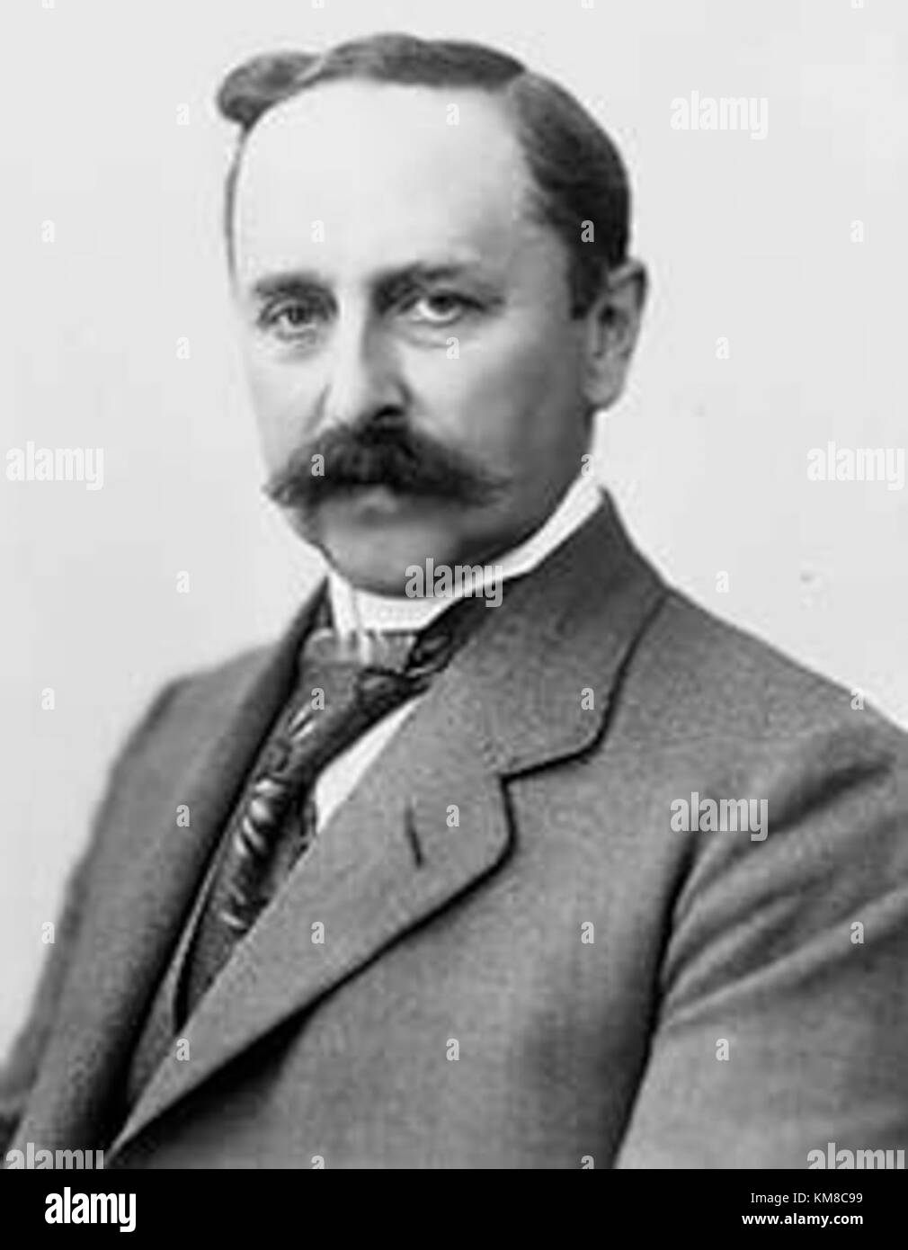 Nils Eden era un politico svedese e una figura chiave all'inizio del XX secolo. È stato primo ministro della Svezia dal 1925 al 1926. Eden fu determinante nel plasmare la politica estera e interna svedese durante il suo mandato. La sua leadership si è concentrata sulle riforme sociali e sullo sviluppo economico, che hanno contribuito a rafforzare la posizione della Svezia in Europa. Foto Stock