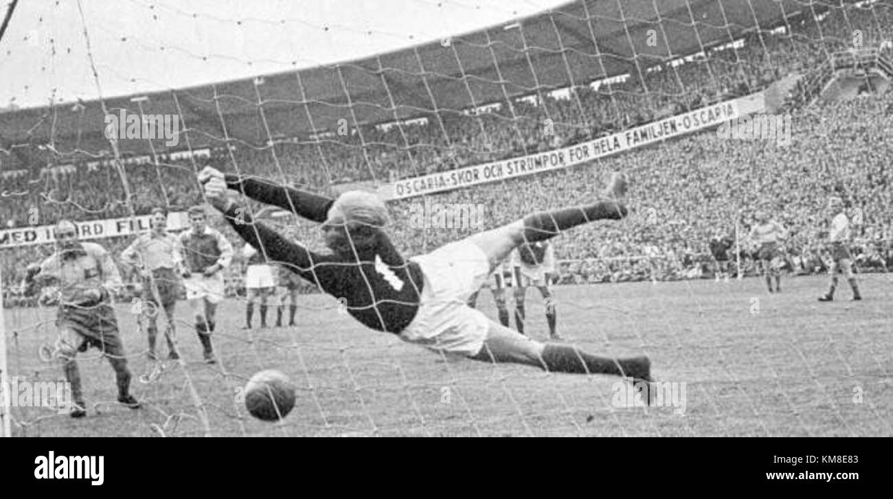 Nel 1958, il calciatore svedese Gunnar Gren ha giocato allo stadio Nya Ullevi di Gothenburg, Svezia. Conosciuto per le sue eccezionali abilità, Gren è stato un giocatore chiave sia per la nazionale svedese che per il suo club, l'IFK Göteborg. Foto Stock