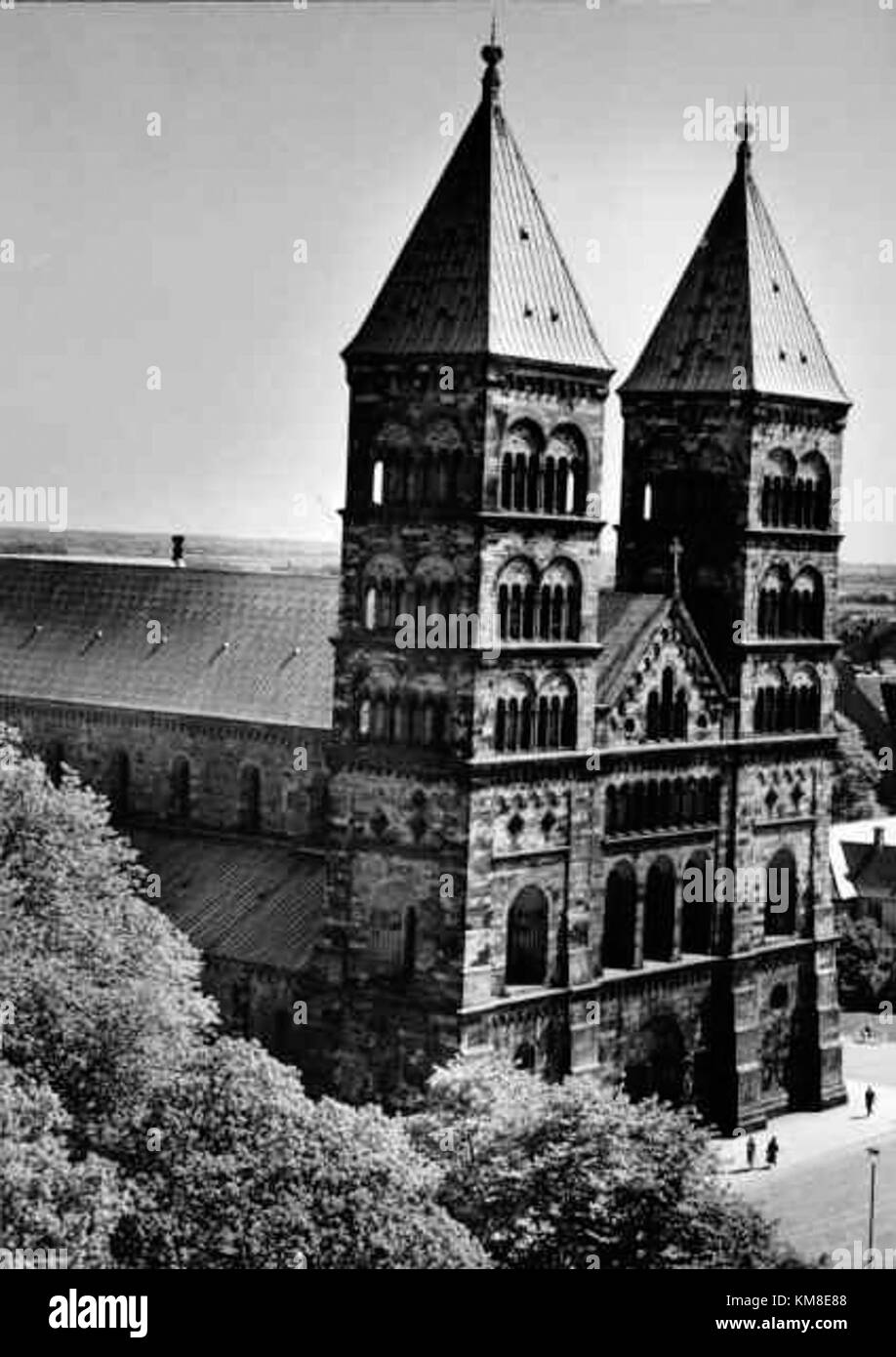 La cattedrale di Lund, nota anche come Lunds Domkyrka, è un importante punto di riferimento architettonico e religioso a Lund, Svezia, noto per il suo stile romanico e l'importanza storica. Foto Stock