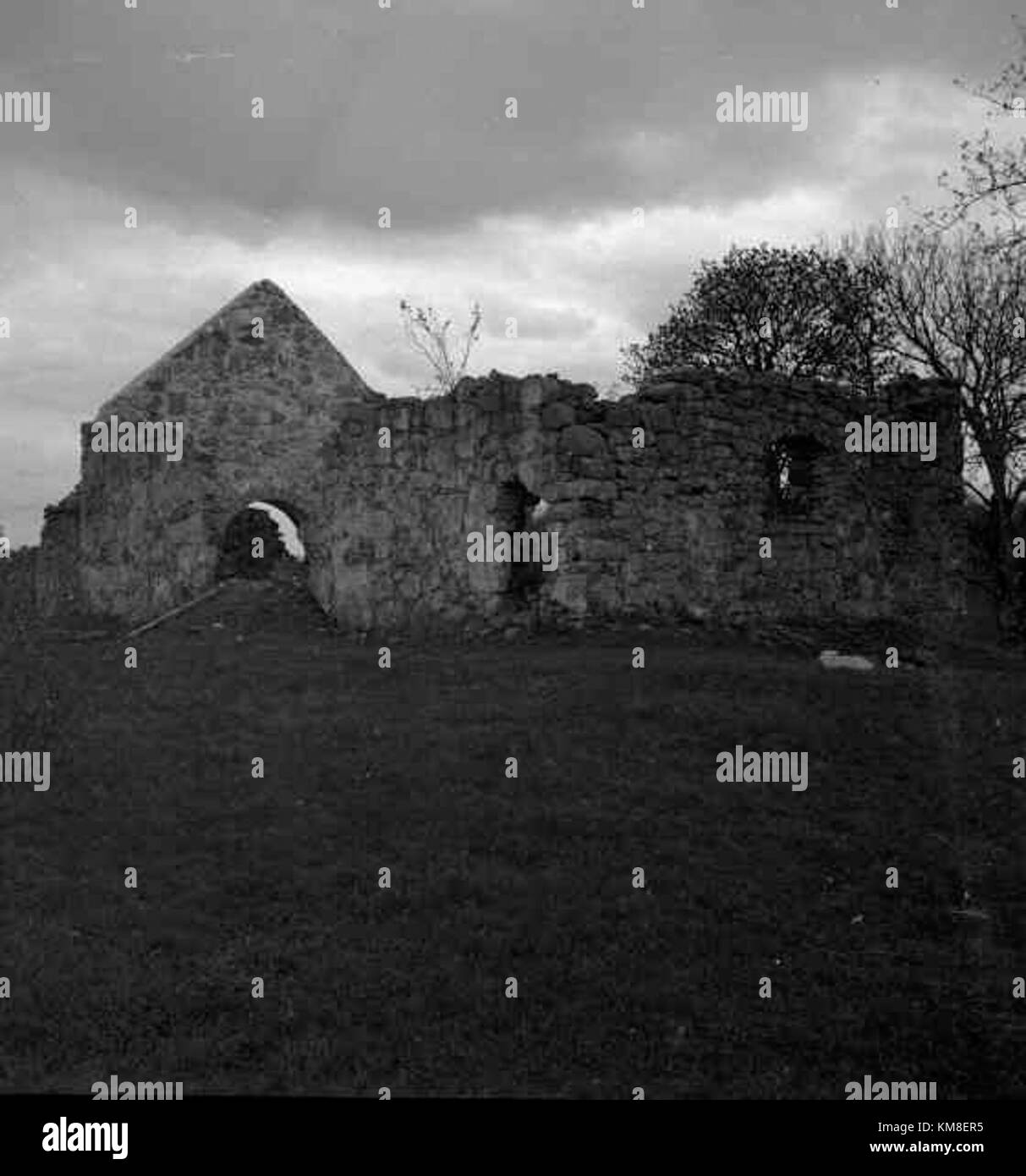 La rovina della chiesa di RYA è un sito storico in Svezia, elencato nel database del patrimonio nazionale svedese sotto KMB 16000200060946, che rappresenta i resti di una vecchia chiesa. Foto Stock