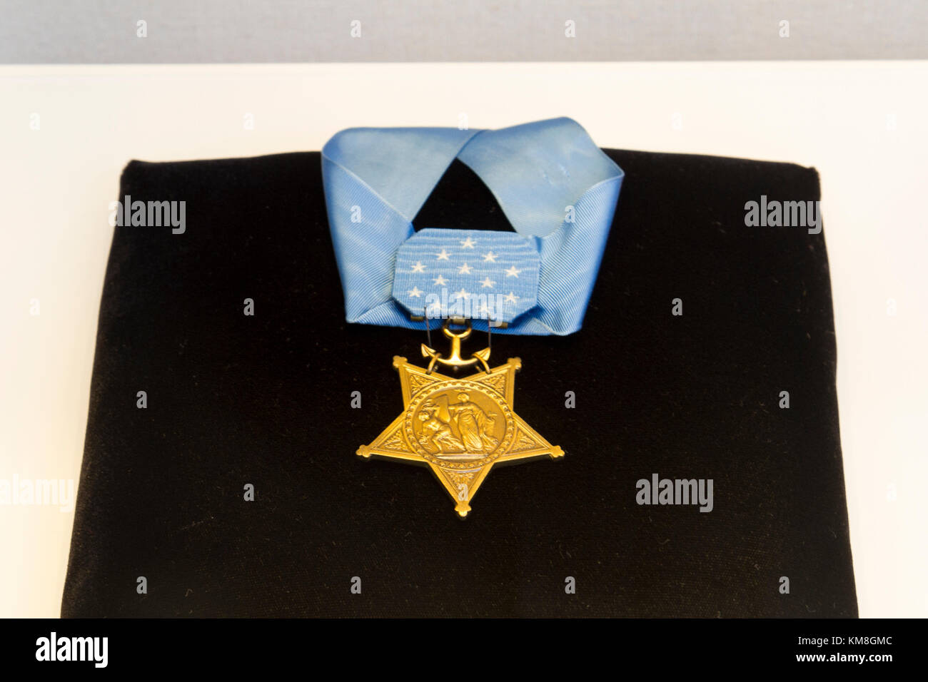 La Medaglia d'onore presentata ai destinatari della Marina americana in mostra al Cimitero Nazionale di Arlington, Virginia, Stati Uniti. Foto Stock