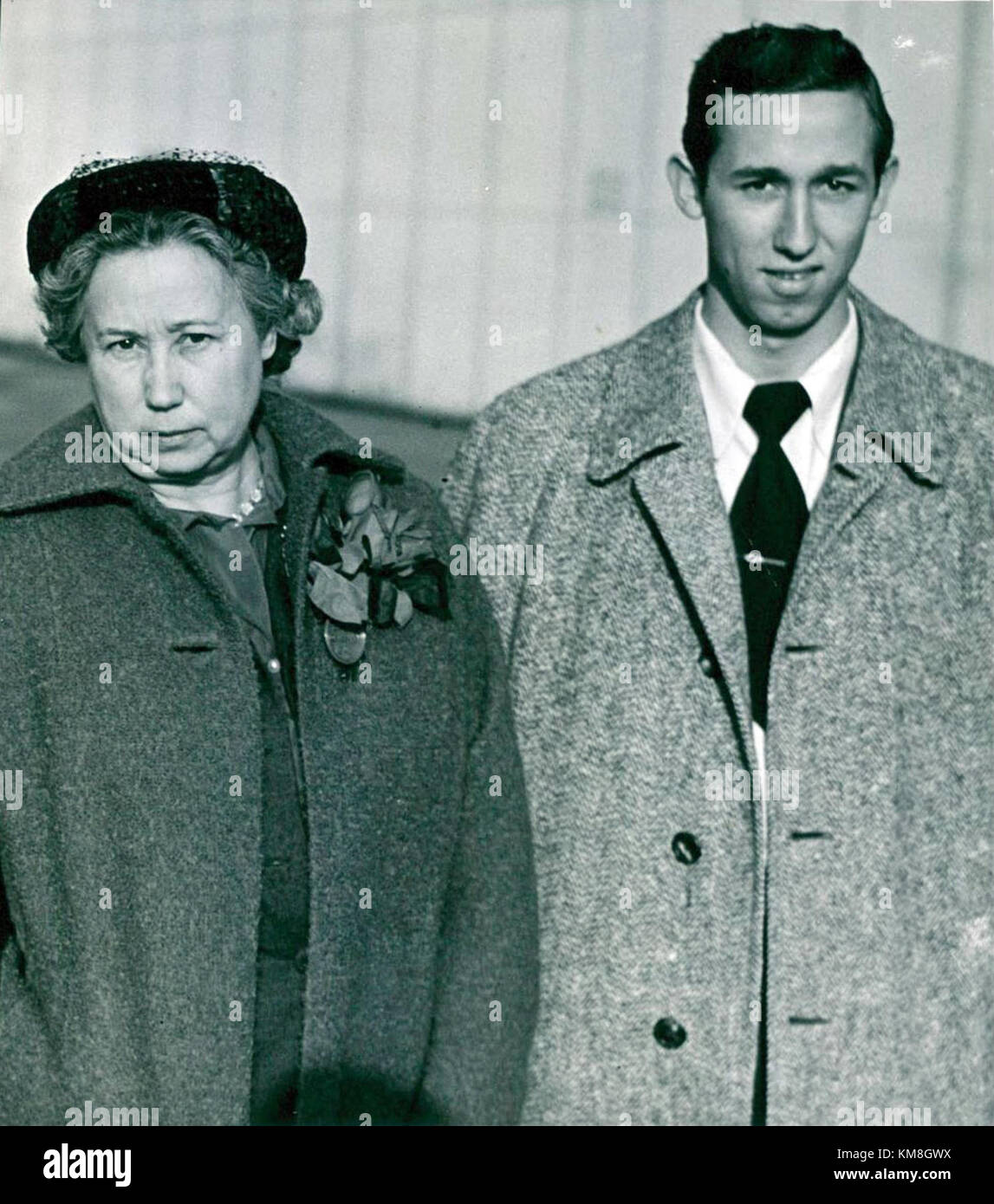 Roy Disney, fratello di Walt Disney, viene visto durante la sua visita in Svezia in una fotografia storica. I suoi contributi all'eredità Disney sono significativi nella storia dell'azienda. Foto Stock