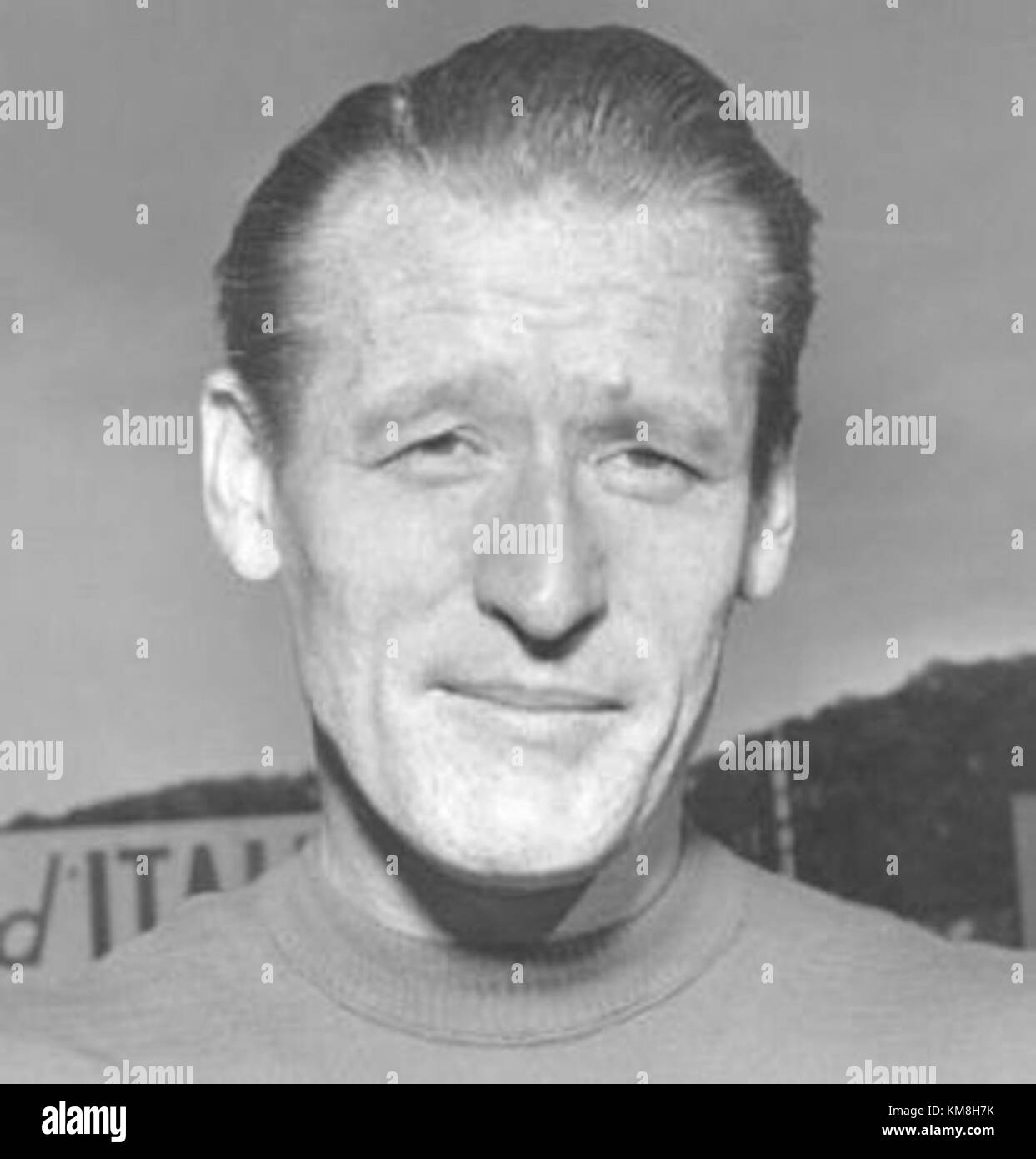 Nils Liedholm, un importante giocatore di calcio, viene fotografato a Milano nel 1958. Questa immagine cattura un momento chiave della sua carriera durante il periodo in cui giocava in Italia, evidenziando la sua influenza sullo sport. Foto Stock