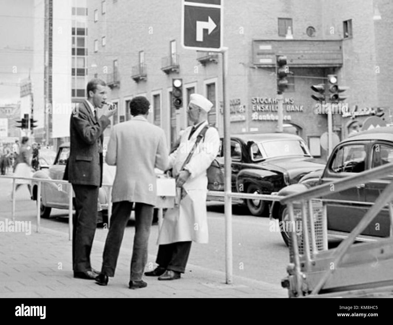 Korvgubbe, un termine svedese che indica un venditore ambulante che vende hot dog, è raffigurato in questa immagine del 1960. La cifra rappresenta una figura comune nella cultura svedese dello Street food, dove i venditori vendono salsicce e altri pasti veloci. Foto Stock