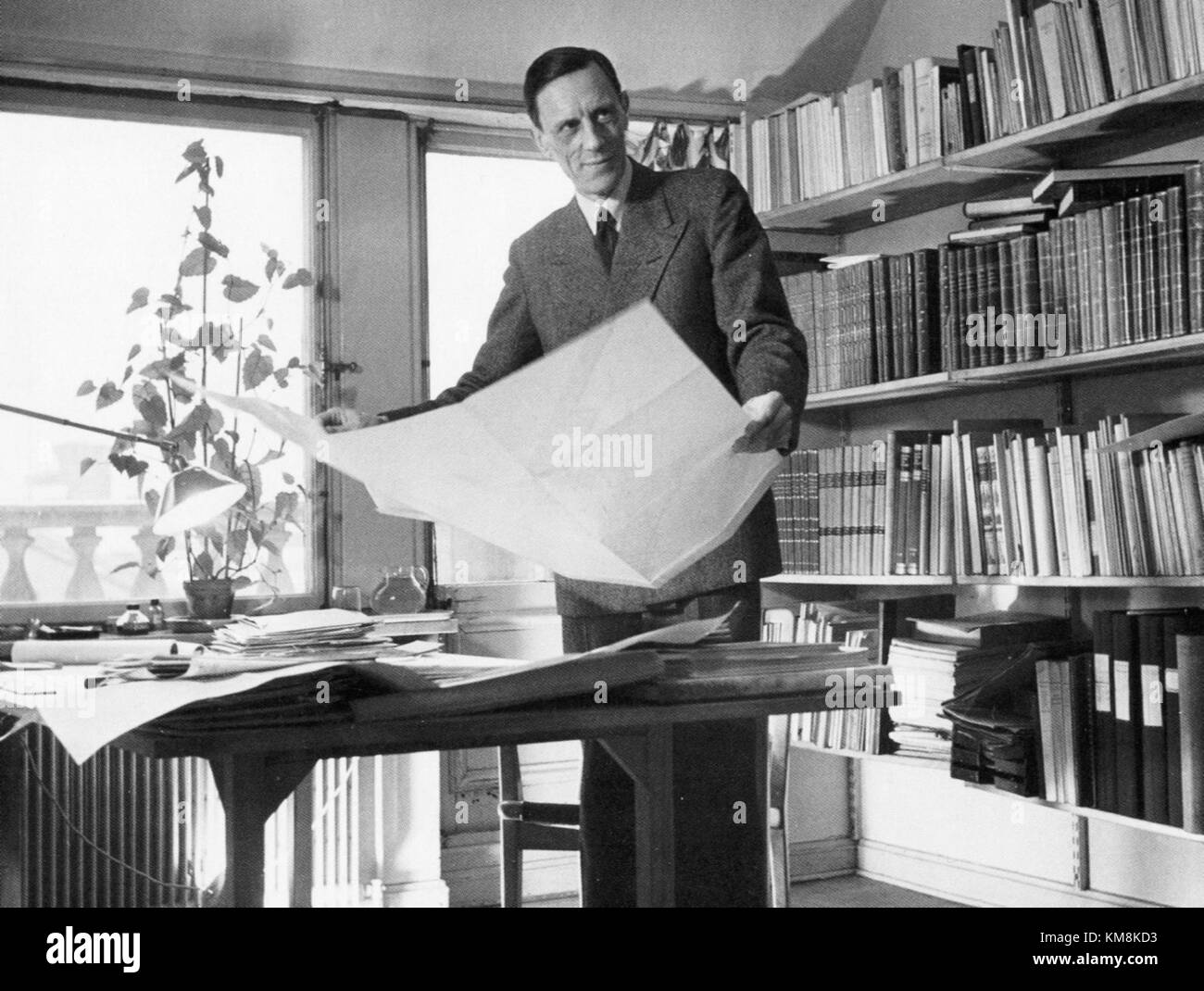 Paul Hedqvist fu una figura influente nel campo dell'architettura, noto per i suoi contributi al design modernista svedese. Il suo lavoro nel 1947 riflette aspetti chiave dell'architettura moderna della metà del secolo. Foto Stock