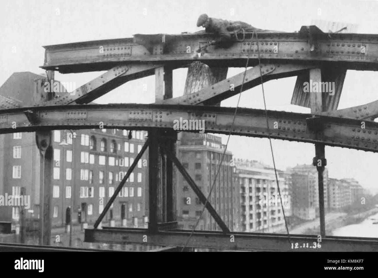 Sankt Eriksbron, un ponte storico di Stoccolma, in Svezia, è raffigurato in un'immagine del 12 novembre 1936. Il ponte è un pezzo importante delle infrastrutture di Stoccolma, che collega diverse parti della città. La sua costruzione e il suo significato storico riflettono la crescita della città e il suo sviluppo nel tempo, giocando un ruolo nei trasporti e nella pianificazione urbana. Foto Stock