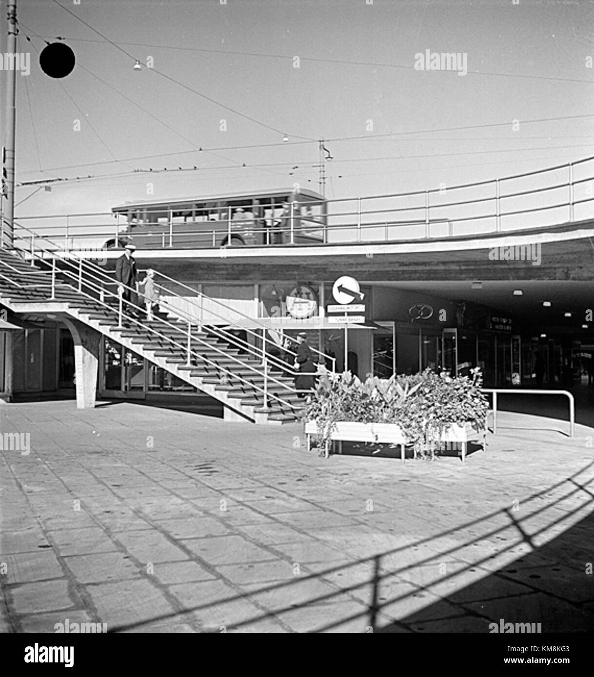 Slussen, situata a Stoccolma, in Svezia, è un importante snodo dei trasporti e un'area storica. È stato centrale per lo sviluppo della città, soprattutto in termini di trasporti e pianificazione urbana. Foto Stock