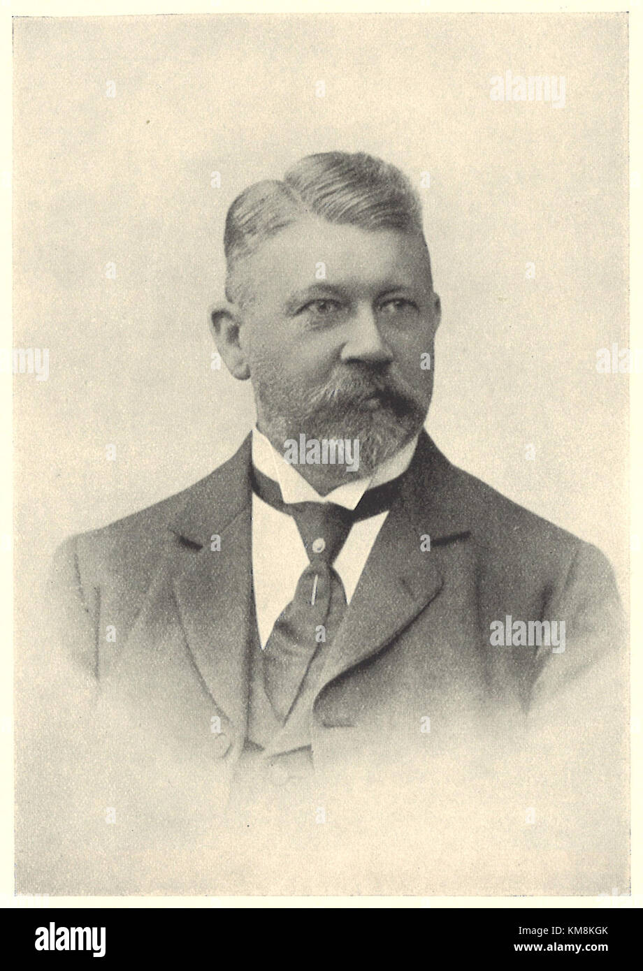 Jacob Larsson era una figura di spicco nel settore bancario svedese. I suoi contributi allo Sparbanken di Lund sono commemorati in questo documento storico dal 1833 al 1933, che segna un secolo di servizi finanziari e crescita. Foto Stock